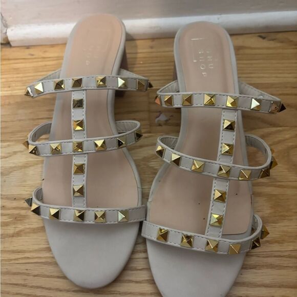 Cream and Gold Studded Sandals heels size 8 EUC - Picture 2 of 4
